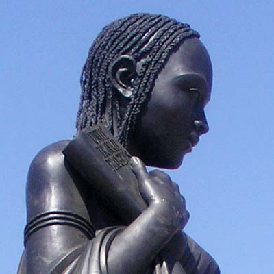 Messa in posa Statua Madame Africa